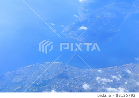旅客機から眺める眼下の明石海峡大橋の景色 88125792