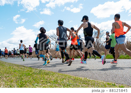 マラソン大会　走る人々2 88125845