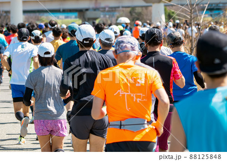 マラソン大会　走る人々3 88125848