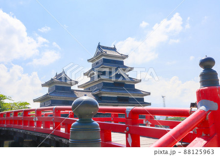 松本城と赤い橋 88125963