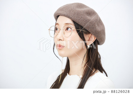 ファッション ベレー帽をかぶる女性 ファッション ベレー帽をかぶる女性 88126028
