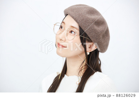 ファッション　　ベレー帽をかぶる女性　 88126029