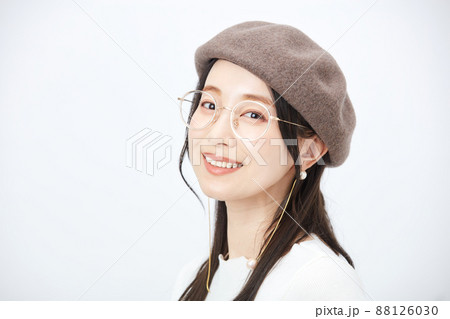 ファッション ベレー帽をかぶる女性 ファッション ベレー帽をかぶる女性 88126030