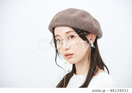 ファッション　　ベレー帽をかぶる女性　 88126031