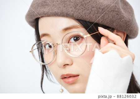 ファッション　　ベレー帽をかぶる女性　 88126032
