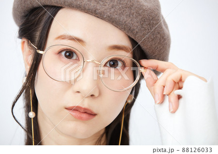 ファッション ベレー帽をかぶる女性 ファッション ベレー帽をかぶる女性 88126033