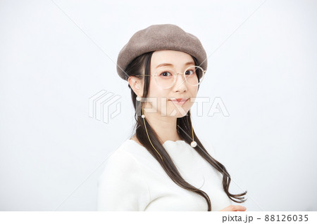 ファッション　　ベレー帽をかぶる女性　 88126035