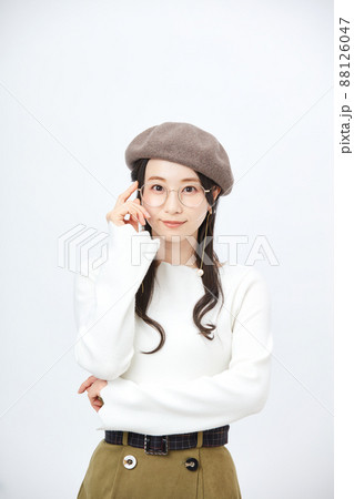 ファッション　　ベレー帽をかぶる女性　 88126047