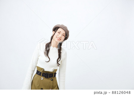 ファッション　　ベレー帽をかぶる女性　 88126048