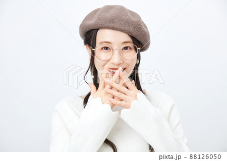 ファッション　　ベレー帽をかぶる女性　 88126050