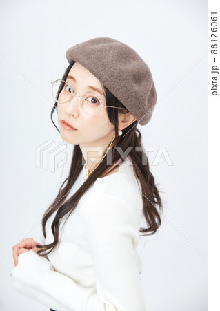 ファッション ベレー帽をかぶる女性 ファッション ベレー帽をかぶる女性 88126061
