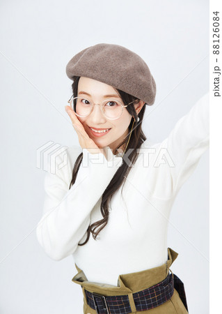 ファッション　　ベレー帽をかぶる女性　 88126084