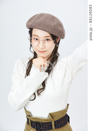 ファッション　　ベレー帽をかぶる女性　 88126085