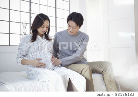 妊婦 夫婦 カップル マタニティ 会話 笑顔 妊婦 夫婦 カップル マタニティ 会話 笑顔 88126132