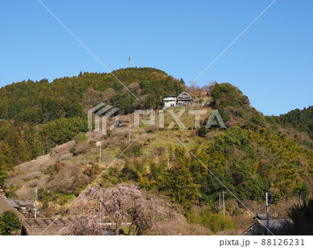 山の中に立つ一軒家 山の中に立つ一軒家 88126231