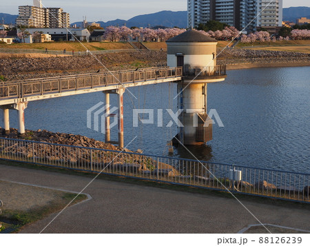 池にある取水塔 池にある取水塔 88126239
