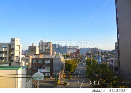 2021年。朝の山陽本線新山口駅から徳山駅までの車窓風景 88126384