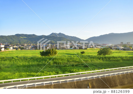 2021年。朝の山陽本線新山口駅から徳山駅までの車窓風景 88126399