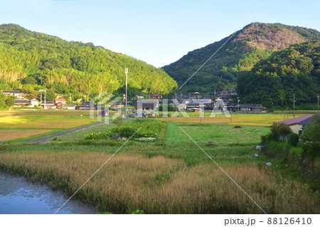 2021年。朝の山陽本線新山口駅から徳山駅までの車窓風景 88126410