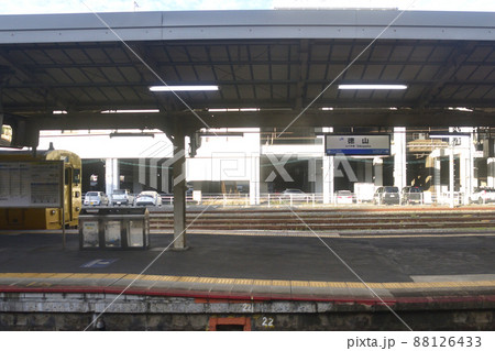 2021年。朝の山陽本線新山口駅から徳山駅までの車窓風景 88126433