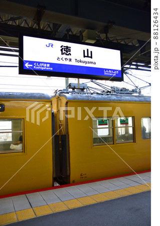 2021年。朝の山陽本線新山口駅から徳山駅までの車窓風景 88126434