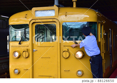 電車運転席の窓ふき作業 88126650