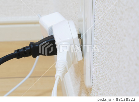 抜けかけのコンセント 88128522