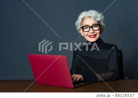 エグゼクティブ女性のポートレート エグゼクティブ女性のポートレート 88128537