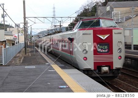 安来駅に停車中の特急やくも（381系：岡山⇔出雲市） 88128550