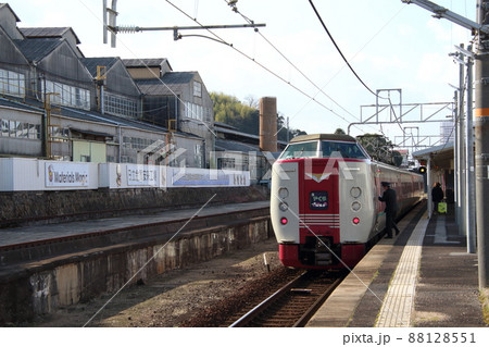 安来駅に停車中の特急やくも(381系:岡山⇔出雲市) 安来駅に停車中の特急やくも(381系:岡山⇔出雲市) 88128551