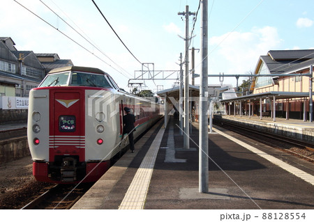 安来駅に停車中の特急やくも（381系：岡山⇔出雲市） 88128554