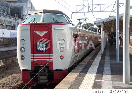 安来駅に停車中の特急やくも（381系：岡山⇔出雲市） 88128556