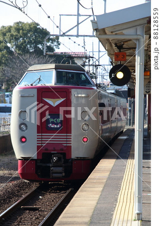 安来駅に停車中の特急やくも（381系：岡山⇔出雲市） 88128559