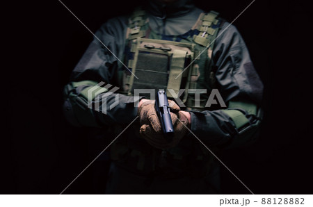 拳銃を構えた兵士 拳銃を構えた兵士 88128882