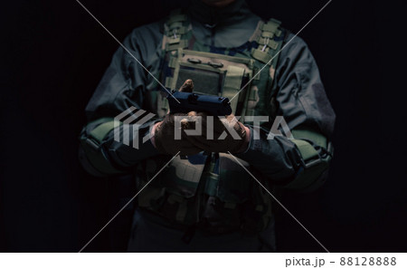 拳銃を構えた兵士 88128888