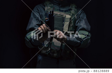 拳銃を構えた兵士 88128889