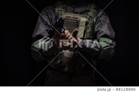 拳銃を構えた兵士 88128890