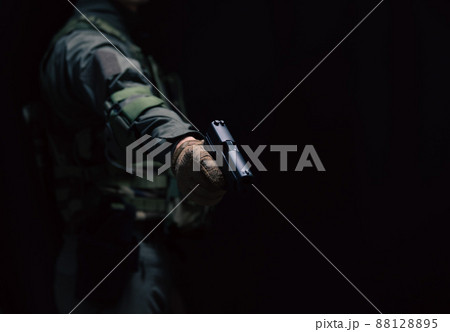 拳銃を構えた兵士 88128895