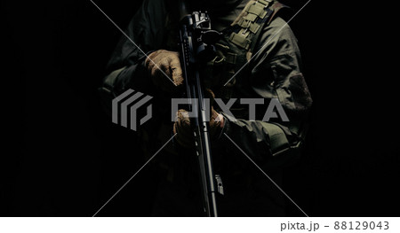 銃を構えた兵士 88129043
