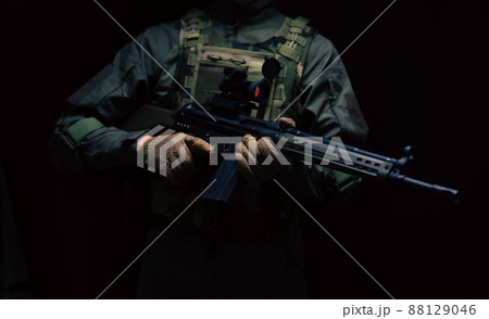 銃を構えた兵士 88129046