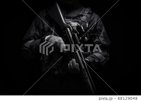 銃を構えた兵士 88129048
