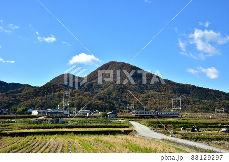 紅葉の二上山と近鉄電車 紅葉の二上山と近鉄電車 88129297