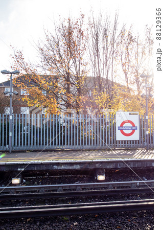 地上に出たロンドンの地下鉄の駅　ロンドン郊外にて 88129366