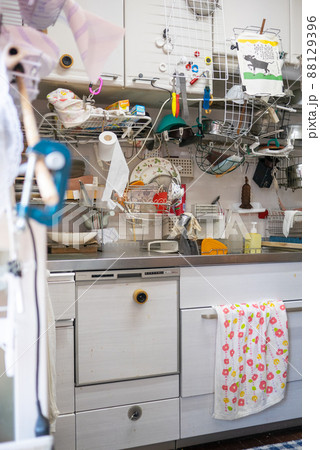 物がいっぱいで散らかった整理のできていない汚いキッチン 88129396