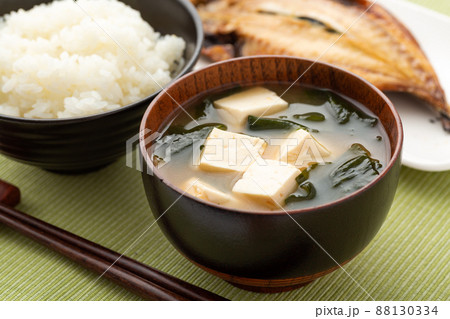 豆腐とわかめの味噌汁(和食) 豆腐とわかめの味噌汁(和食) 88130334