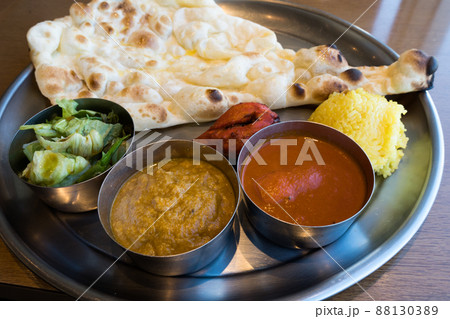 東京の町田で食べることができる、美味しいナンとカレーのプレート 東京の町田で食べることができる、美味しいナンとカレーのプレート 88130389