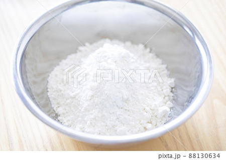 ボールに入れたホットケーキミックス　写真素材 88130634