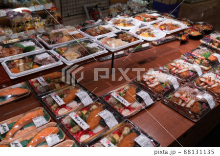 沢山の弁当が並ぶ、スーパーの惣菜売り場 88131135