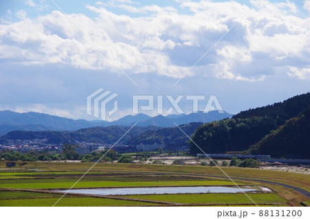 兵庫県豊岡市 円山川沿いを走る特急こうのとり 兵庫県豊岡市 円山川沿いを走る特急こうのとり 88131200