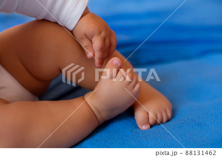 Baby legs on the bed 88131462